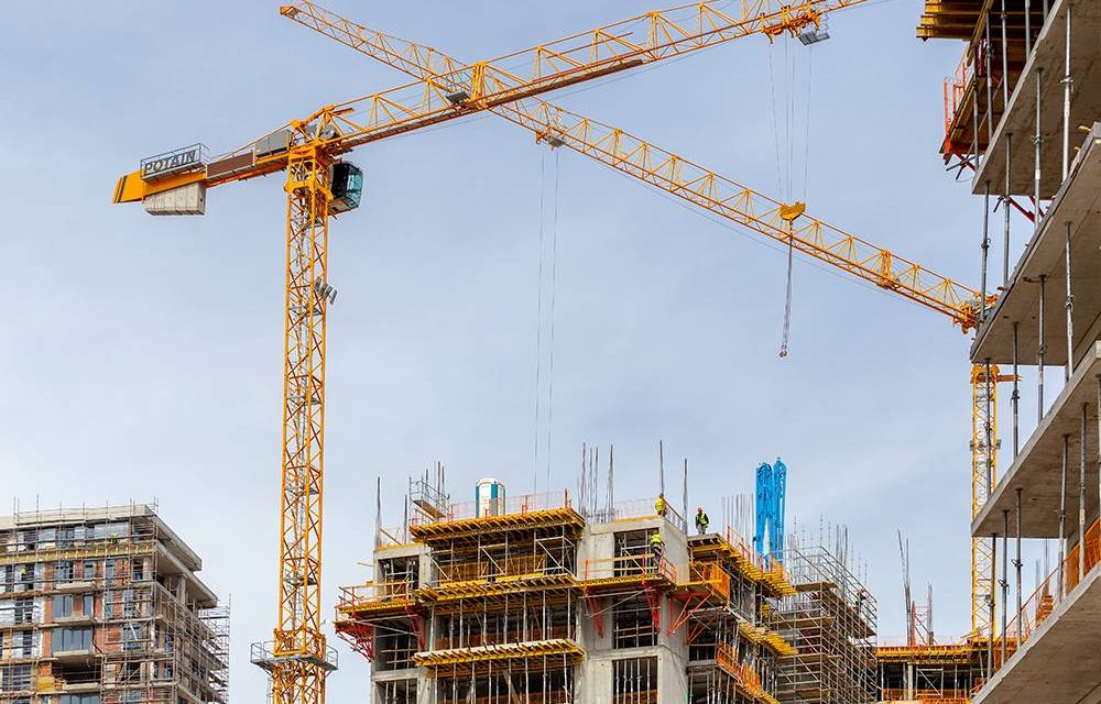 Belgrád: Lakópületre esett egy emelődaru