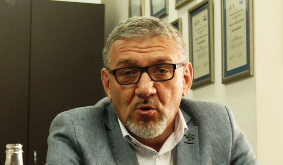 A vranjei vízművek igazgatójának beverték a fejét, eltörték az ujjait