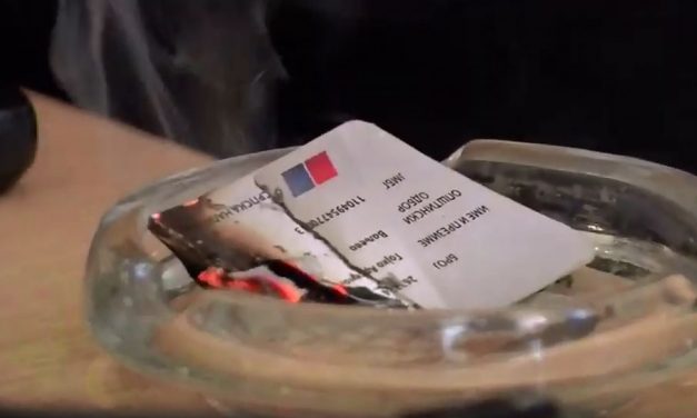 Nyilvánosan égette el a haladó párti igazolványát