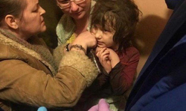 Nem tud ágyban aludni és beszélni sem az ötéves, “lány Maugli” (Videóval)