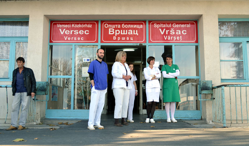 Versec: A páciensek maguk vásárolják a gézt, az orvosok csak sürgős esetben műtenek