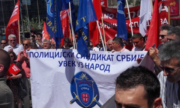 Rendőrök tüntetnek hétfőn Újbelgrádban, a tiltakozásra a civil polgárokat is várják