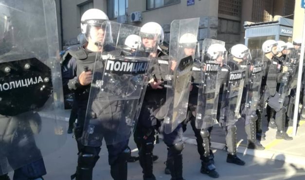 <span class="entry-title-primary">Több rendőr és tüntető megsérült</span> <span class="entry-subtitle">A rendőri vezetők „soha nem tapasztalt brutalitásról” beszélnek</span>