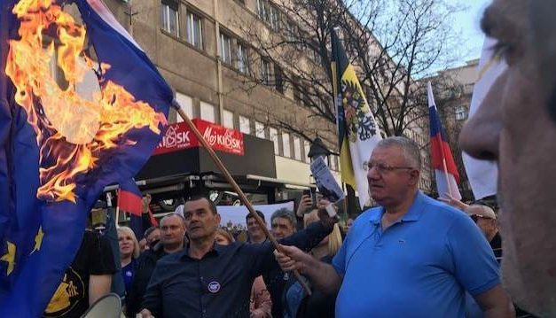 Šešelj felgyújtotta az EU és a NATO lobogóját
