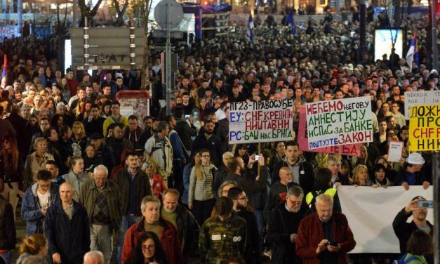 A belgrádi demonstrálók a kormány elé vonultak
