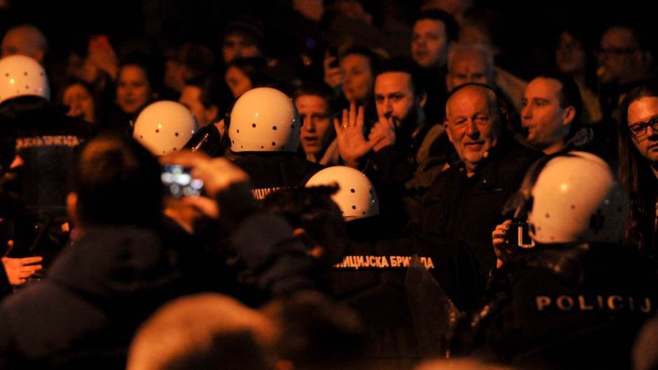 <span class="entry-title-primary">Brnabić: Nagyobb méretű összetűzéseket előzött meg a rendőrség összeszedettsége</span> <span class="entry-subtitle">Egy embert előállítottak, a belügyminiszter szerint eljárások várhatóak</span>