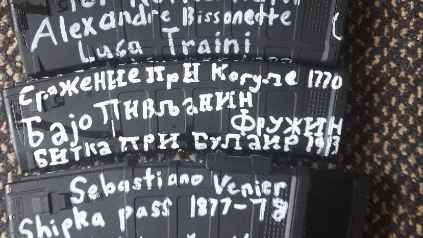 Új-Zéland: Szerb harcosok nevei a fegyveren, a tettes szerb dalt hallgatott támadás előtt