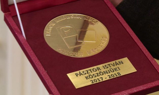 Emlékérem a Pannon RTV-től Pásztor Istvánnak