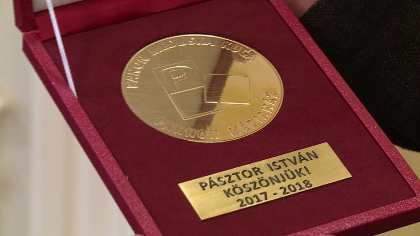 Emlékérem a Pannon RTV-től Pásztor Istvánnak