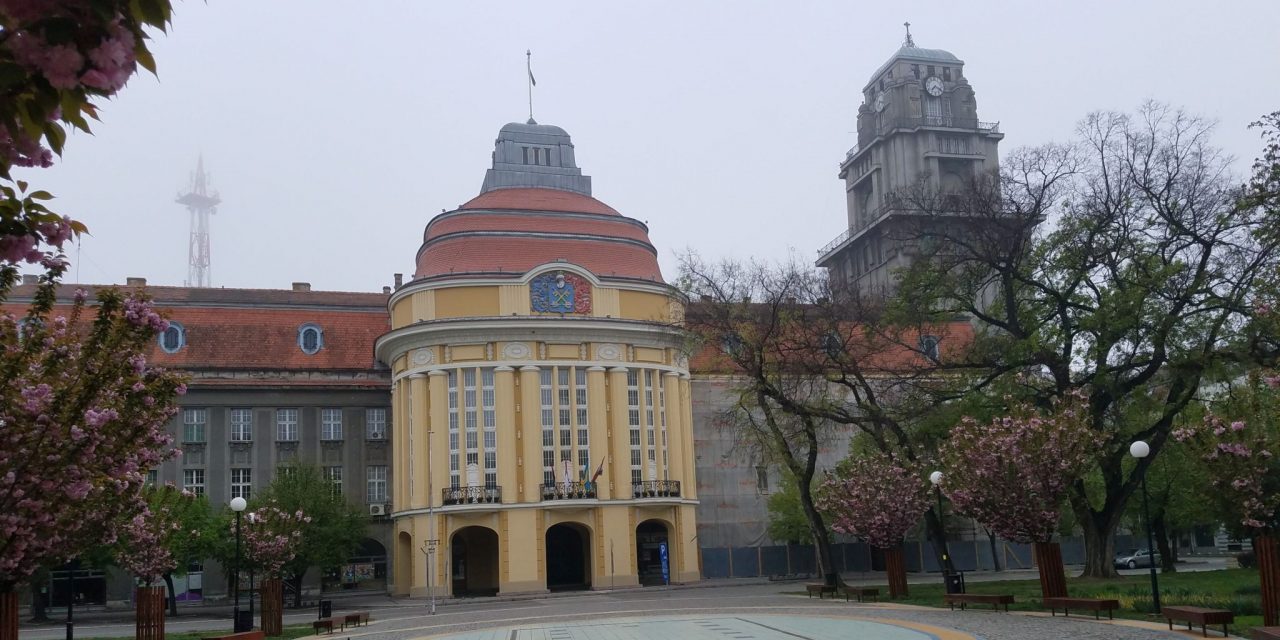 BRÉKING: Sértetlen maradt a zentai városháza!