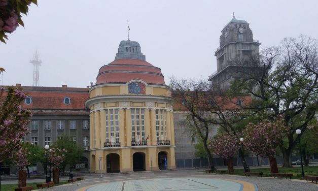 BRÉKING: Sértetlen maradt a zentai városháza!