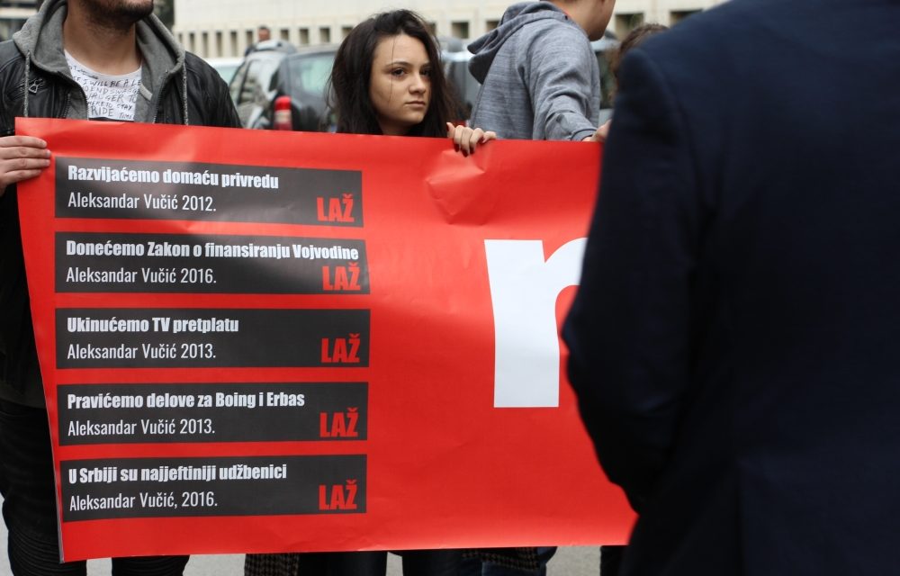 Vučić ígéreteit írta fel egy molinóra az ellenzék