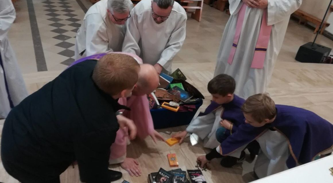 Lengyel papok Harry Potter köteteket égettek