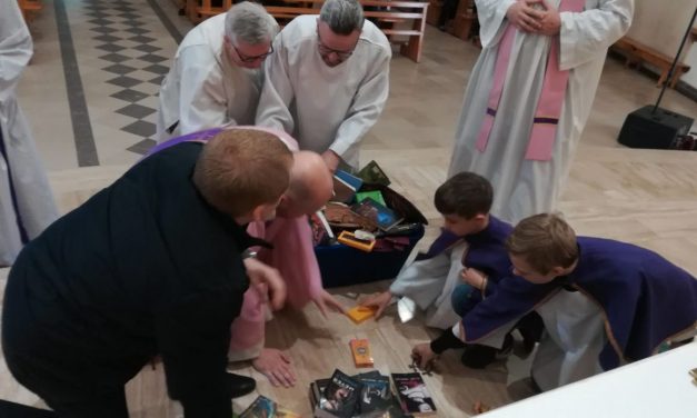 Lengyel papok Harry Potter köteteket égettek