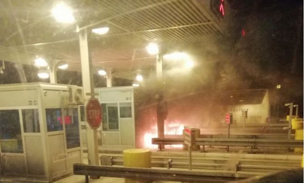 Kigyulladt egy autó az ópázovai fizetőkapunál