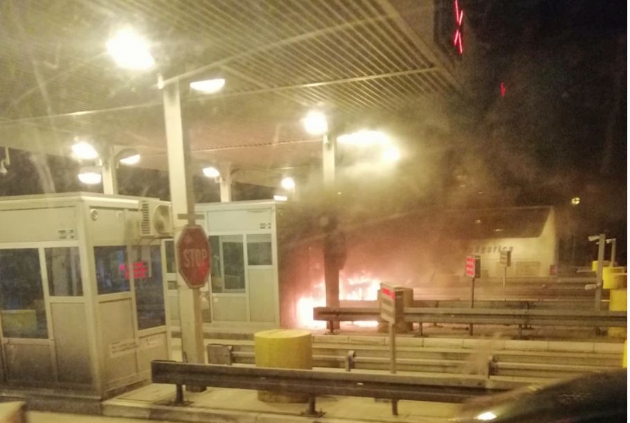 Kigyulladt egy autó az ópázovai fizetőkapunál