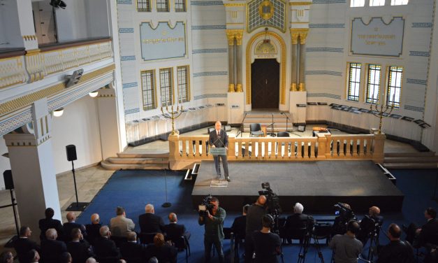 Ahhoz, hogy emelt fővel járhassunk, előbb fejet kell hajtanunk