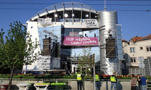 Oliver Ivanović fényképét és egy koszorút helyeztek el a Pink Televíziónál a Szövetség Szerbiáért tagjai (Videó)