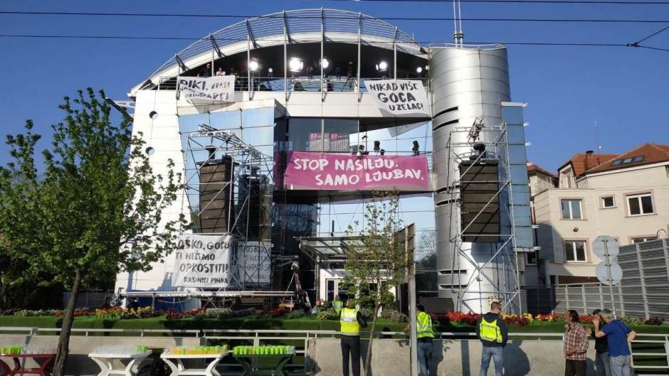 Oliver Ivanović fényképét és egy koszorút helyeztek el a Pink Televíziónál a Szövetség Szerbiáért tagjai (Videó)