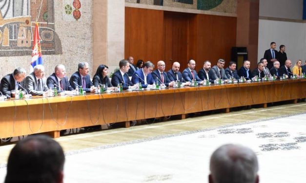 Vučić a koszovói szerbek képviselőivel tárgyalt Belgrádban