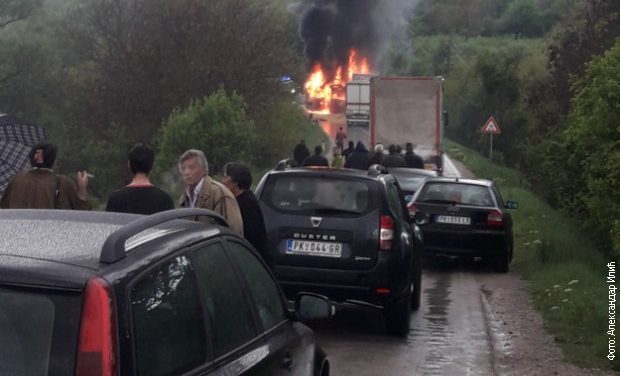 Egy busz és egy kamion ütközött Prokupljenál, lángolnak a járművek