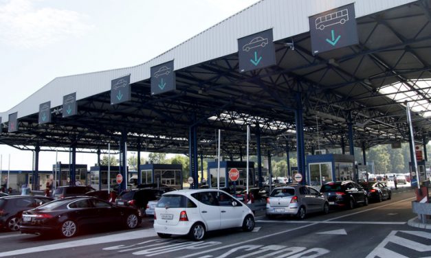 Négy órán át várakoztatták a szerbiai turistabuszokat a horvát határőrök