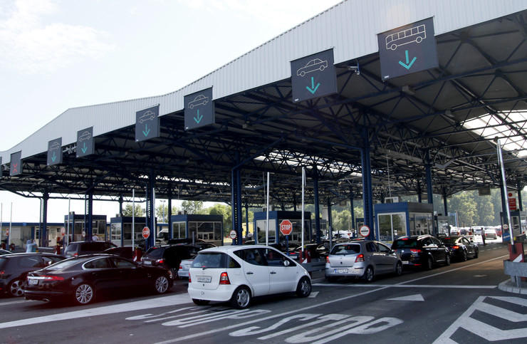 Négy órán át várakoztatták a szerbiai turistabuszokat a horvát határőrök