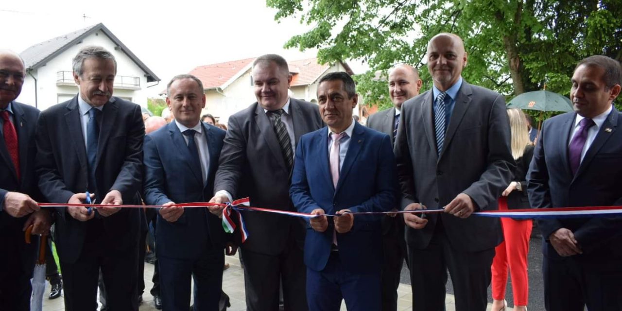 <span class="entry-title-primary">Már működik a horvátországi magyar médiaház</span> <span class="entry-subtitle">Az Új Magyar Képes Újság és a Drávatáj című magazinműsor szerkesztősége is itt dolgozik már</span>