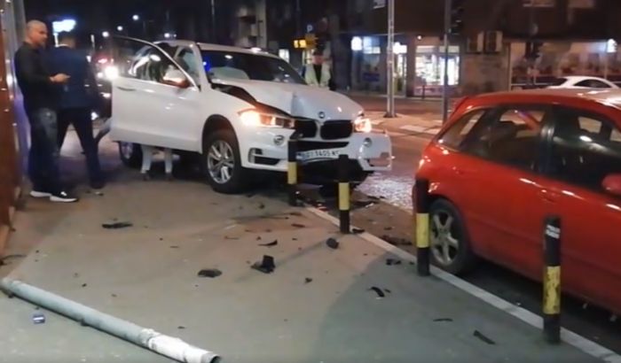 Belgrád: Egy BMW „lekaszálta” a jelzőlámpát