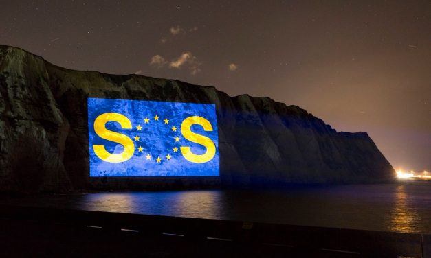 „Mentsetek meg!” – üzenik a britek az Európa felé néző doveri sziklákon (Videóval)