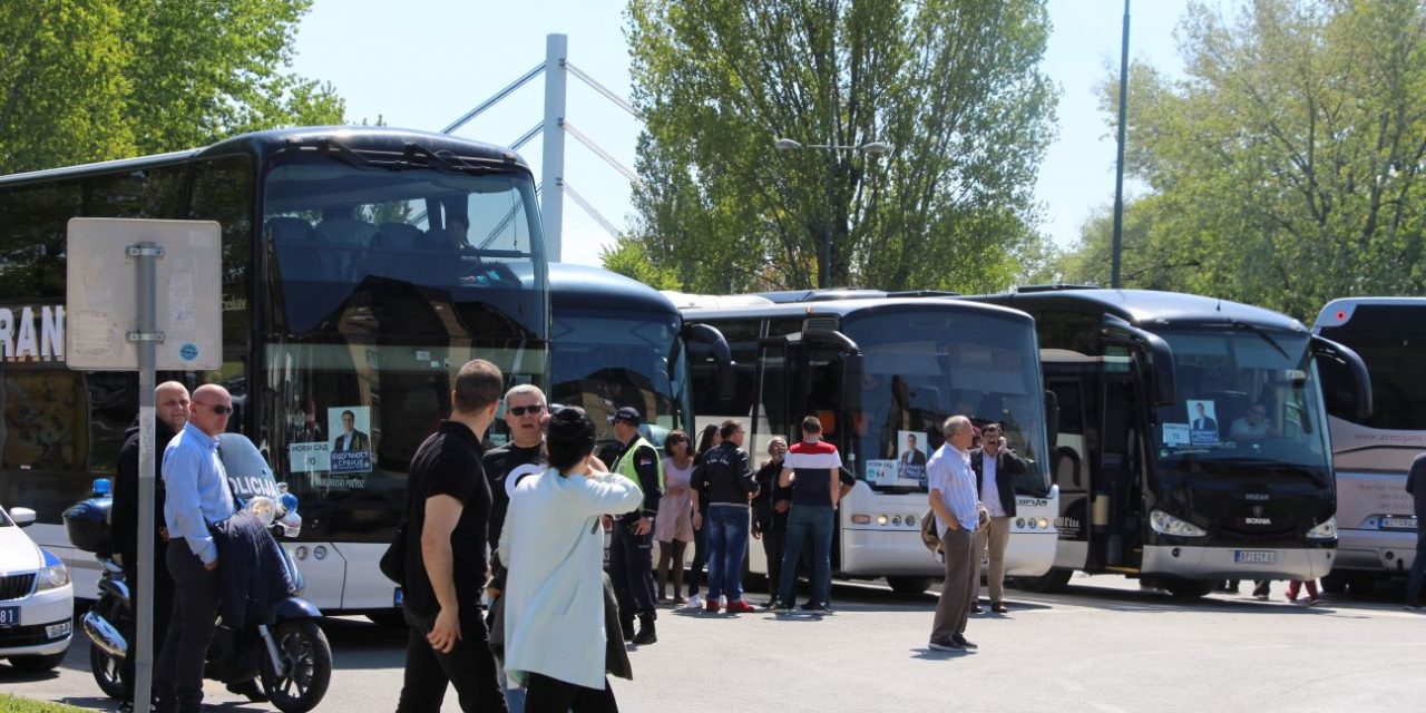 Belgrádi nagygyűlés: Magyarországi buszok is szállítják az embereket a fővárosba (Fotók+Videók)