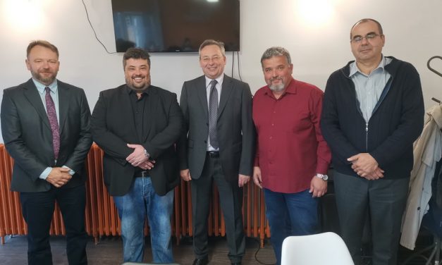 „Politikai harcba indulunk”