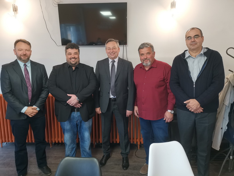 <span class="entry-title-primary">„Politikai harcba indulunk”</span> <span class="entry-subtitle">Együttműködési megállapodást írt alá az Elég volt, a Magyar Mozgalom és a Vajdasági Mozgalom</span>