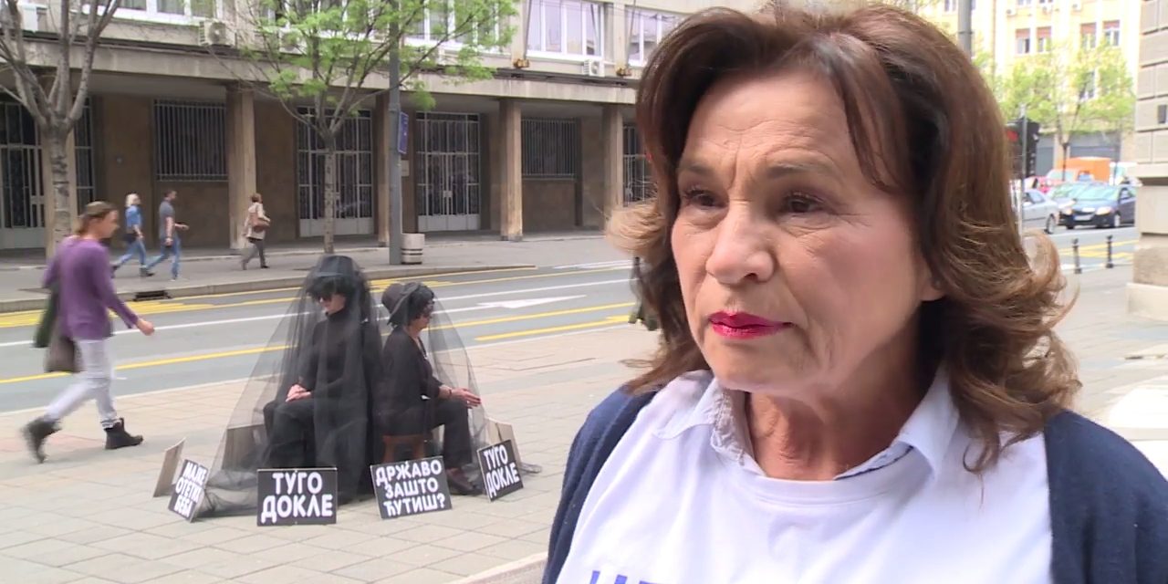 A köztársasági elnöki hivatal előtt rendeztek performanszot az eltűnt csecsemők szülei