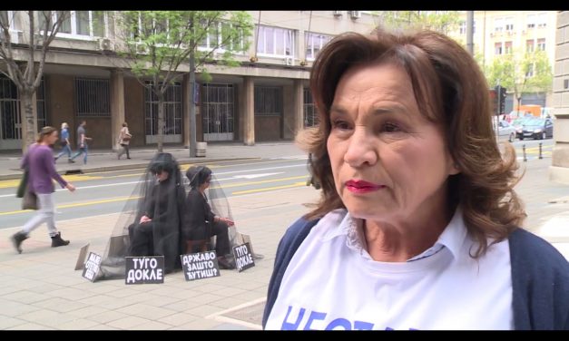 A köztársasági elnöki hivatal előtt rendeztek performanszot az eltűnt csecsemők szülei