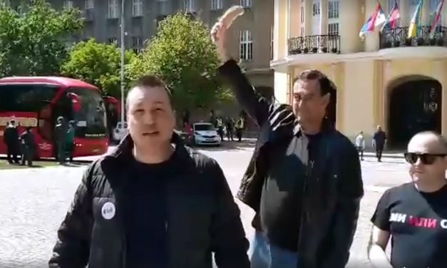 Zenta: Szendvicset ajándékoztak a haladóknak, akik Belgrádba mentek Vučićot isteníteni