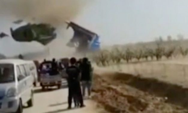 Ugrálóvárat vitt el a porördög, két gyerek meghalt Kínában (Videóval)