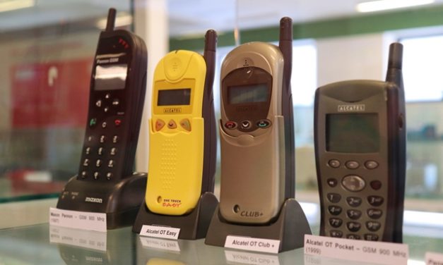 Érdekes kiállítás nyílt Szegeden az elmúlt 25 év legérdekesebb mobiljaival