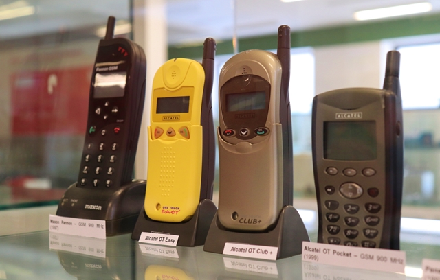Érdekes kiállítás nyílt Szegeden az elmúlt 25 év legérdekesebb mobiljaival