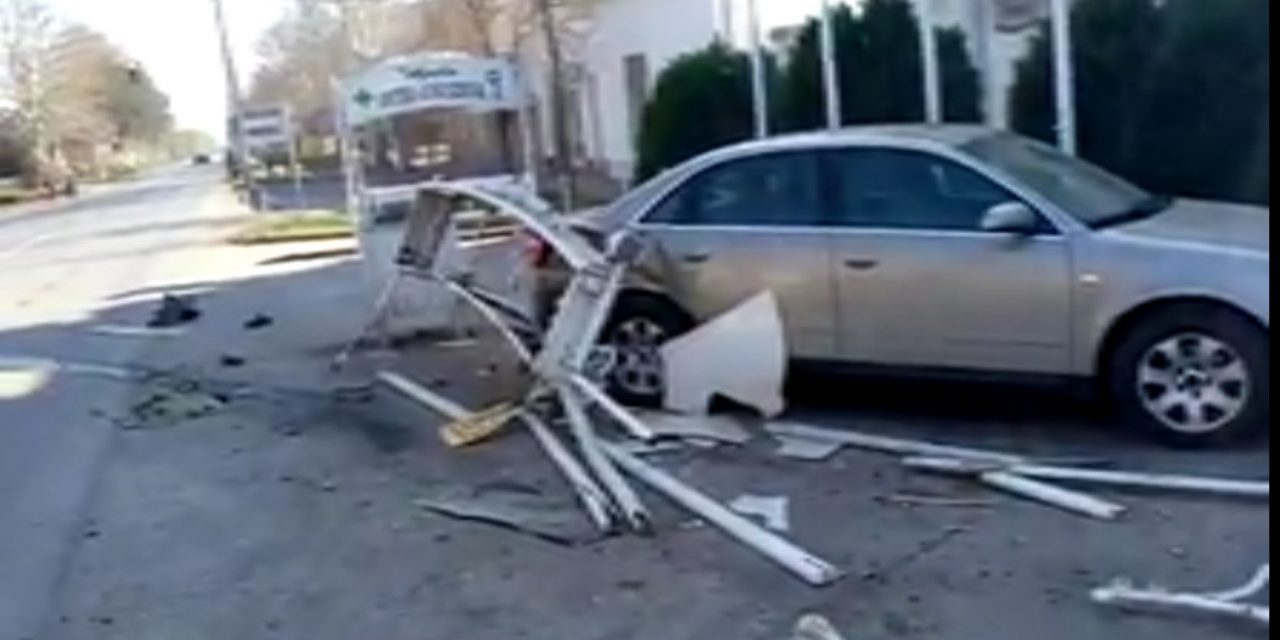 Mohol: Befordult a sarkon, és bumm – a sofőr elhajtott, a rendszámtábla ott maradt (VIDEÓ)