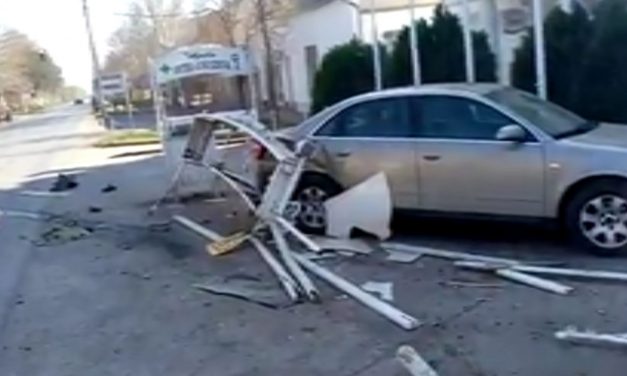 Mohol: Befordult a sarkon, és bumm – a sofőr elhajtott, a rendszámtábla ott maradt (VIDEÓ)