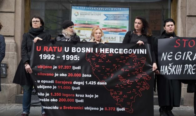 Nők feketében: Csendes demonstráció a boszniai háború kitörésének évfordulóján (Fotók)