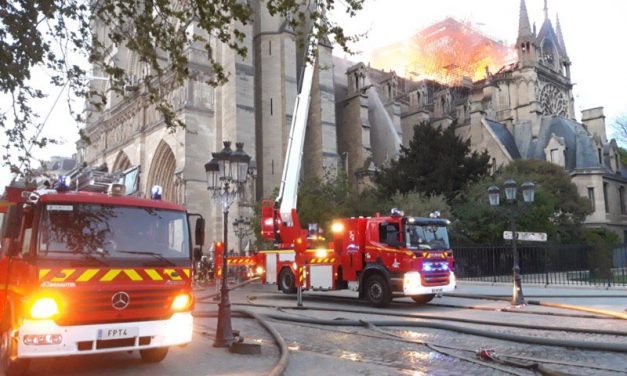 Notre Dame: A tetőszerkezet megsemmisült