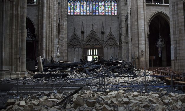 Stabilizálták a Notre Dame szerkezetét, levonultak a tűzoltók a katedrálisról