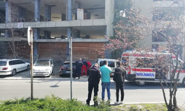 Tragédia Újvidéken: Lezuhant egy fiatalember a Munkásegyetem épületéről