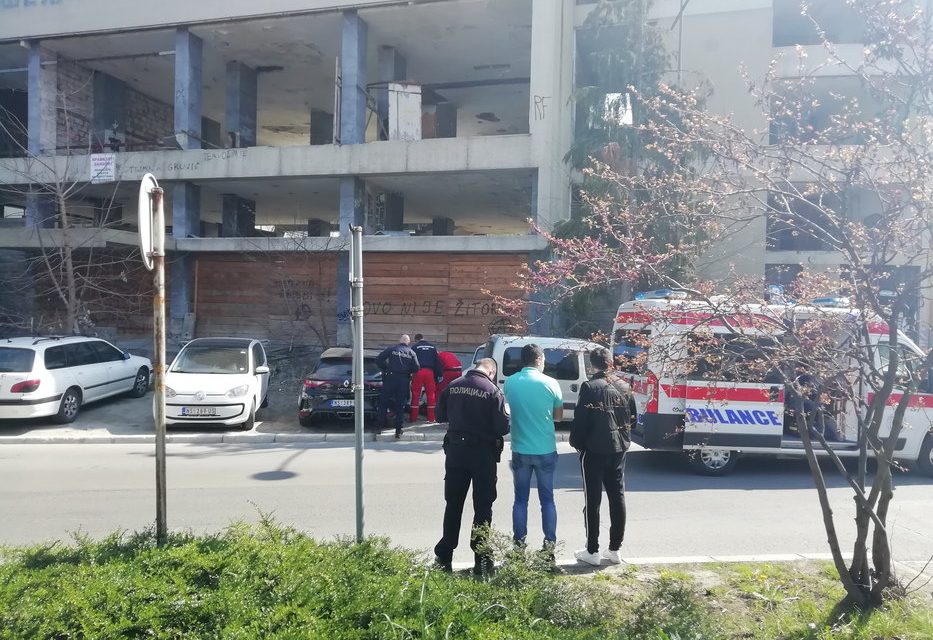 Tragédia Újvidéken: Lezuhant egy fiatalember a Munkásegyetem épületéről