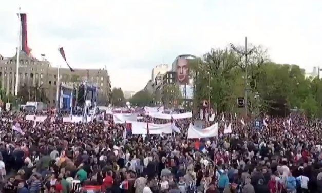 Az idősek többsége a hatalmat támogatja