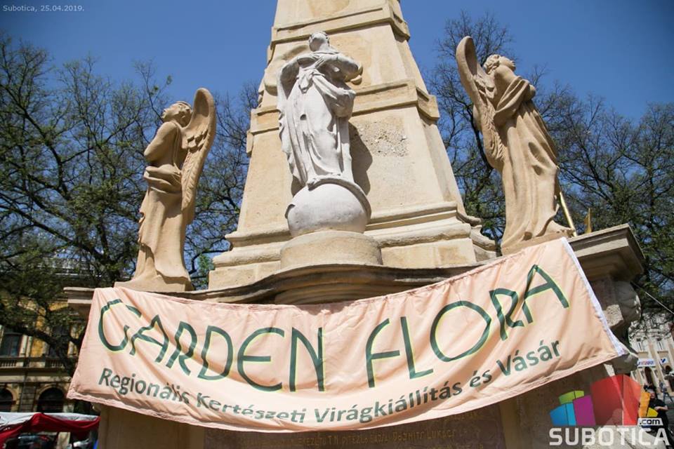 Itt egy szobor, akasszunk rá feliratot!