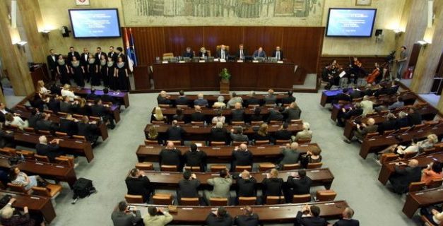 Négy hónap szünet után Juhász Bálint összehívta a tartományi parlament ülését