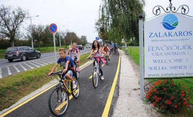 Biciklivel kerekeznek át a határon